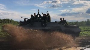 БТР-80 мчит по бездорожью. Приезжайте прокатиться на БТР в Санкт-Петербурге.