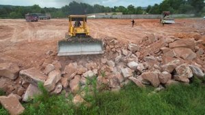 Проект 1: Часть 6 - Бульдозеры KOMATSU D65e и D61ex толкают камни и выравнивают землю.