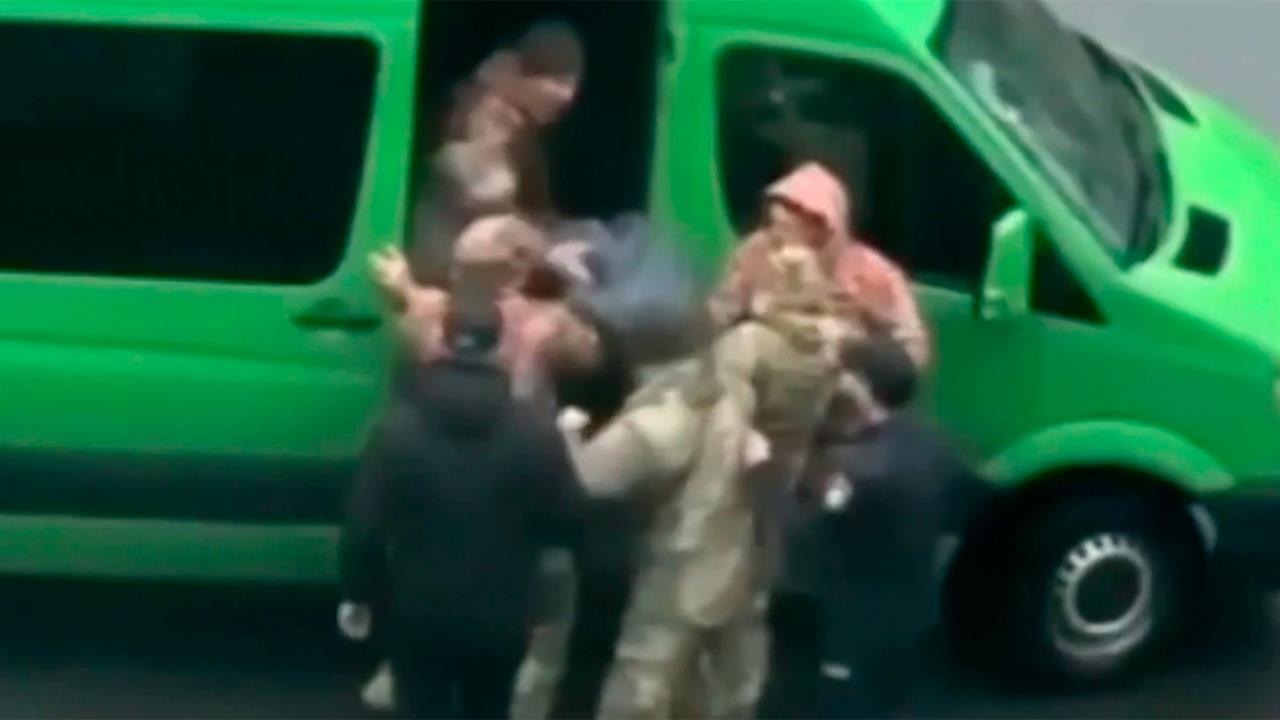 Из украинских городов приходят кадры, как сотрудники ТЦК толпой набрасываются на людей