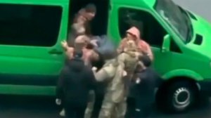 Из украинских городов приходят кадры, как сотрудники ТЦК толпой набрасываются на людей