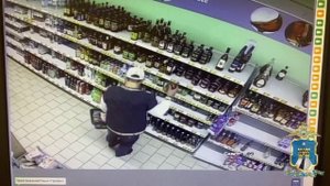 Молодой человек в медицинской маске обокрал магазин и убежал
