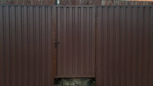 Монтаж забора на винтовых сваях