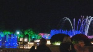 На фонтане музыка играет а фонтан танцует,большой фонтан в Дербенте, в парке красиво