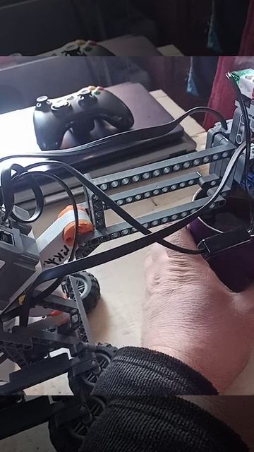 Изменение температуры воды в стакане с помощью датчика температуры Lego Mindstorms NXT, 20251015 смотреть онлайн