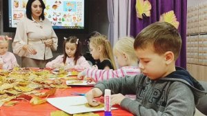 «Творческие каникулы: аппликация из осенних листьев»