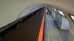 Отправление поезда метро от станции "Третьяковская" Москва. Октябрь