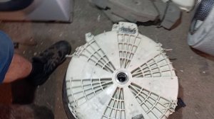 Отличный способ выбить наружную обойму подшипника с бака стиральной машины.