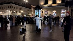 ГРУППА АЙДАХО ВЫСТУПАЕТ НА МАЛОЙ КОНЮШЕННОЙ