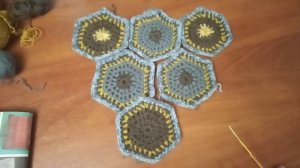 Начала вязать шестиугольники для наволочки. Обзор.( из архива)