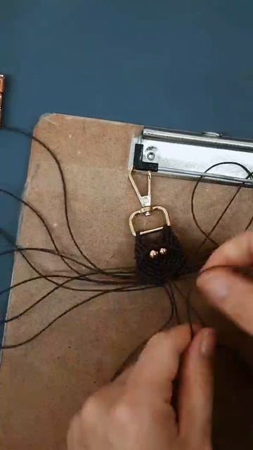 Летучая мышь брелок в технике макраме 🖤 смотреть онлайн