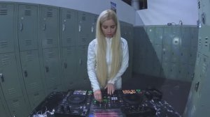 JOANNA KUCHTA - HYPNOTIC TECHNO SET AT AN ABANDONED GYM