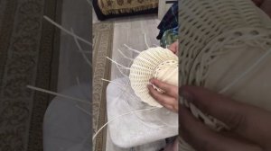 Плетение корзиночки из ротанга на деревянном донышке