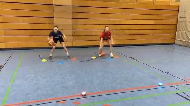 Упражнение на улучшение скорости рук, сили и уверенности в обращении с мячом.