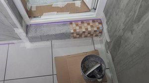 Балкон в стиле лофт: укладка мозаики эпоксидной затиркой Ceresit CE 89 серый бетон 🔪 🪣 🧱