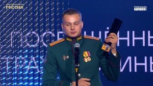 Номинация «Свои люди»: Артур Орлов вручил награду лауреату премии «ШУМ»