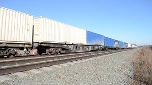 2ТЭ10М-3263 с грузовым контейнерным поездом и приветливой бригадой