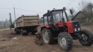 МАЗ застрял на ровном месте: хочет выехать, а не может