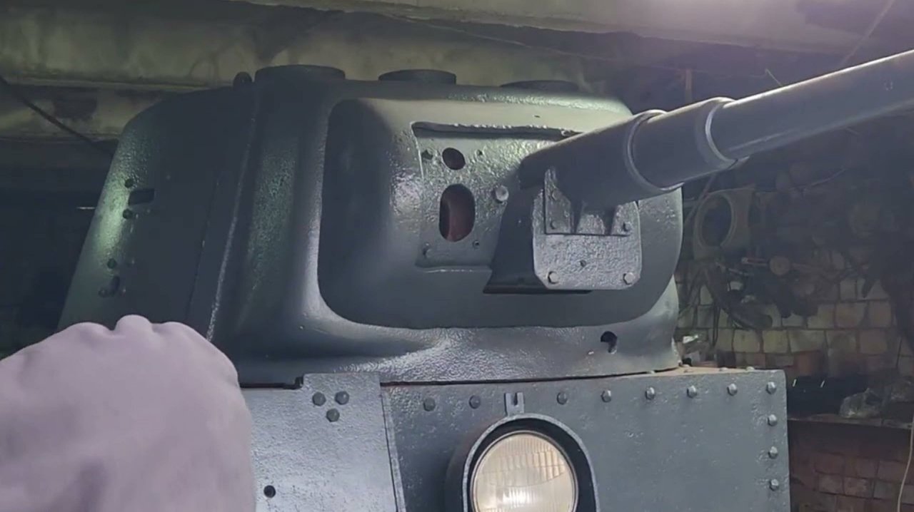 🌏 Земля-21й： ЛИТВА. Настоящий ТАНК в обычном шауляйском гараже.... 😱🔥