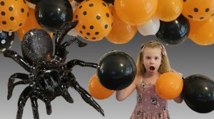 Лилли весело украшает дом к Хэллоуину