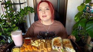 МУКБАНГ | Шаурма, наггетсы, не рыбные палочки, фри, соусы, клубничное молоко 🌯🍟