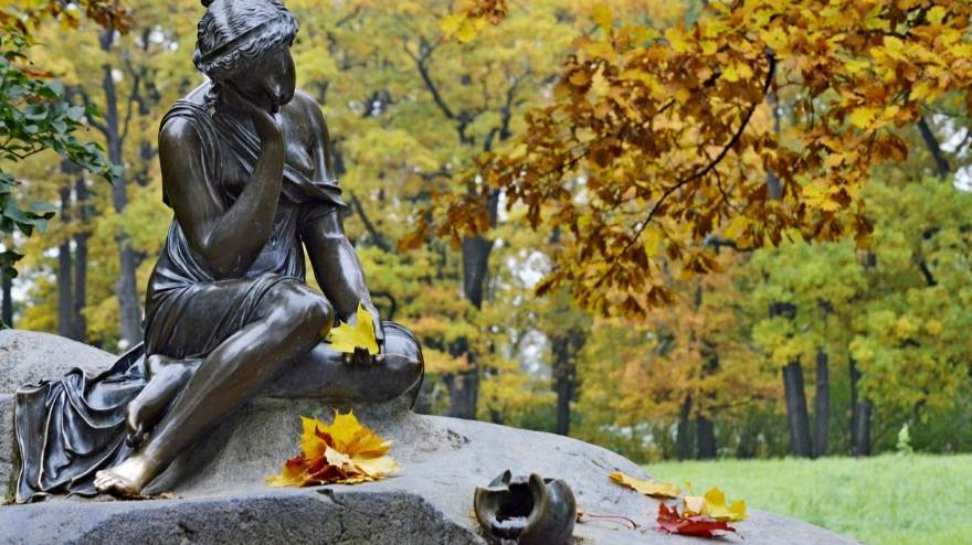 Скульптура осенью