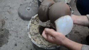 Заливка верхушек забора в самодельную форму, все просто.