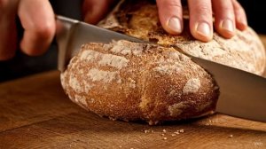 Нож нарезает хлеб