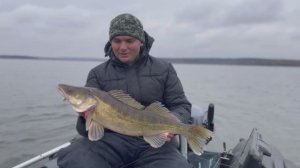 Рыбалка на судака с лодки. Судак раздает на большую резину. Хорошо порезвился на Чебаркуле.