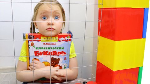 Милана и её маленькая сестрёнка играют