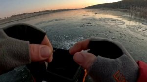 ПЕРВЫЙ ЛЁД 2025! ВСЁ ХРУСТИТ, ТРЕЩИТ аж ДУХ ЗАХВАТЫВАЕТ! ЛОВЛЯ ОКУНЯ на БЛЕСНУ и БАЛАНСИР!