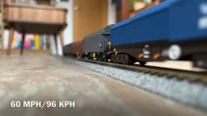 Игрушечный поезд с разной скоростью для детей.