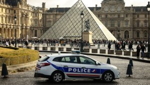 Во Франции арестовали двух подозреваемых в ограблении Лувра