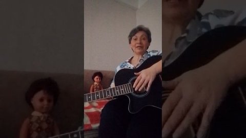 Учусь играть на гитаре. Моё первое занятие.🙂