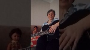 Учусь играть на гитаре. Моё первое занятие.🙂