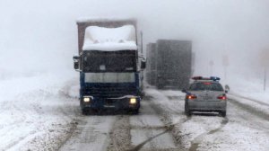 Фуры застряли в 30-километровой пробке из-за снегопада в Забайкалье