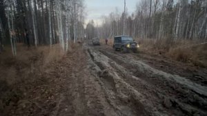 пытаюсь вытянуть сломанный уаз из глины