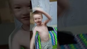 Максим танцует