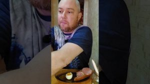 На завтрак варёные яйца, бутерброды с колбаской и солёный огурец. #завтрак #мукбанг