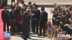 Трамп танцует по прибытии в Малайзию