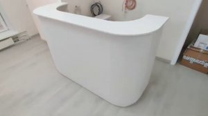 Закругленая стойка администратора ресепшн для салона красоты цвет белый глянцевый