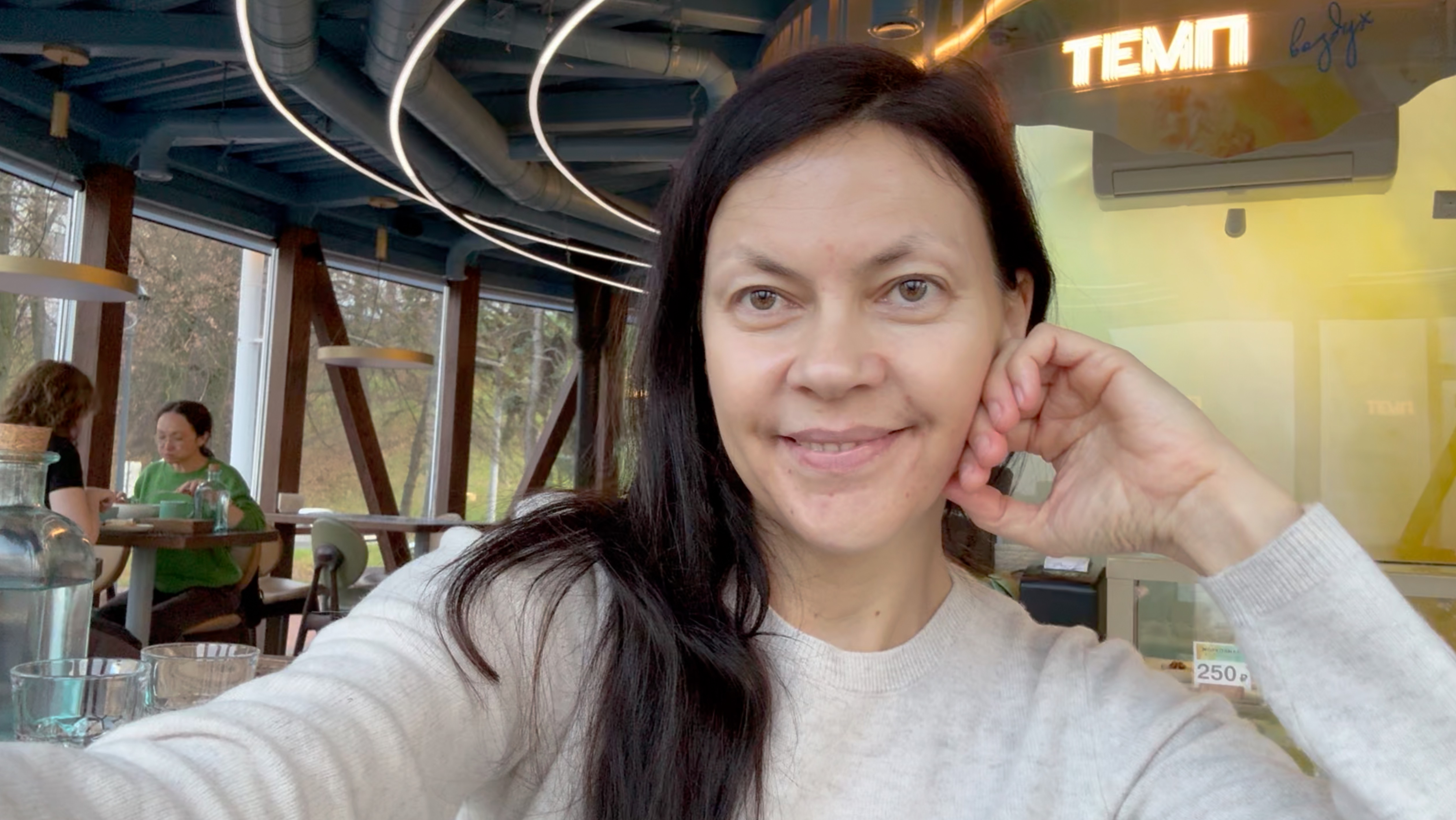 Кафе "Темп Воздух" с видом на Волгу в Александровском саду. Нижний Новгород. Октябрь 2025.