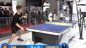 Человек и Скайнет играют в настольный теннис. У команды людей мало шансов