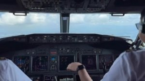Красивая поспдкамв Макассар из кабины Boeing 737-800.
