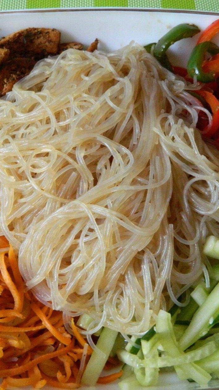 Бесподобный салат с фунчозой и куриной грудкой