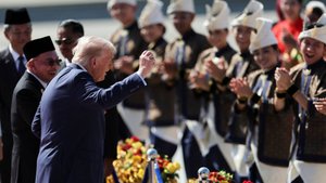 Трамп сплясал приветственный танец по прибытии на саммит АСЕАН в Малайзию