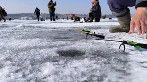 ПЕРВЫЙ ЛЁД ЖОР КРУПНОГО КАРАСЯ НА МОРМЫШКУ ЗИМНЯЯ РЫБАЛКА.