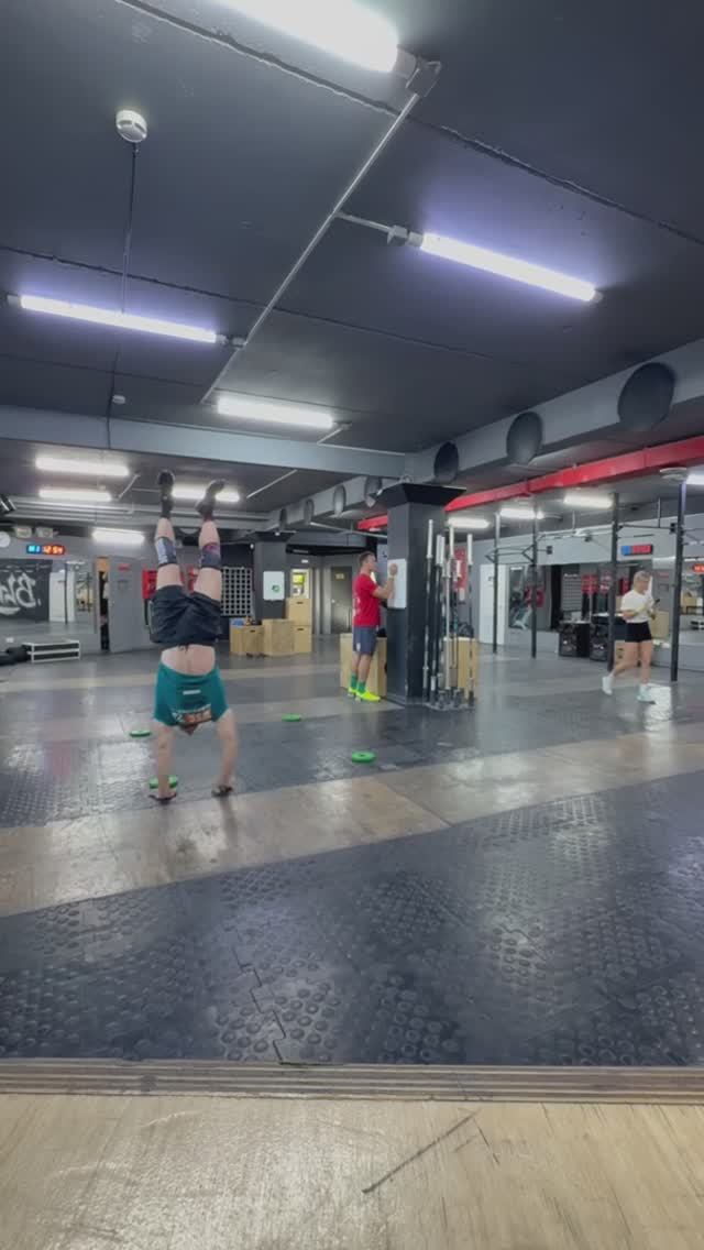 Ходьба на руках "квадратиком"