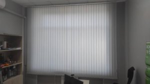 Серые вертикальные жалюзи на большие окна идеальное решение в офисное помещение. Функциональные.