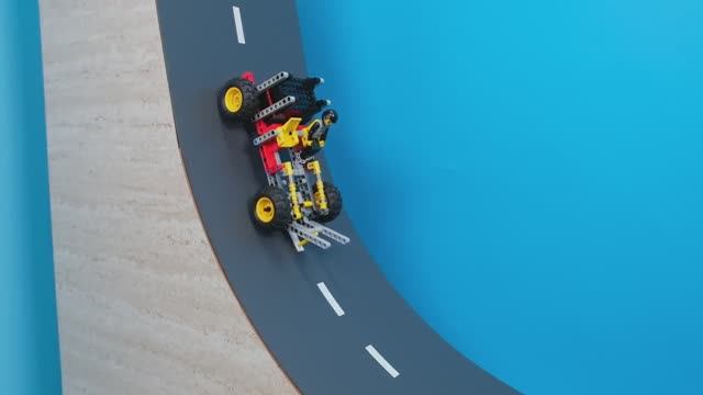 Lego Cars vs Bigger Potholes | Автомобили Lego преодолевают пропасти смотреть онлайн