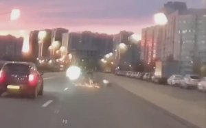 трюк мотоциклиста едва не обернулся аварией,осторожно Мат
